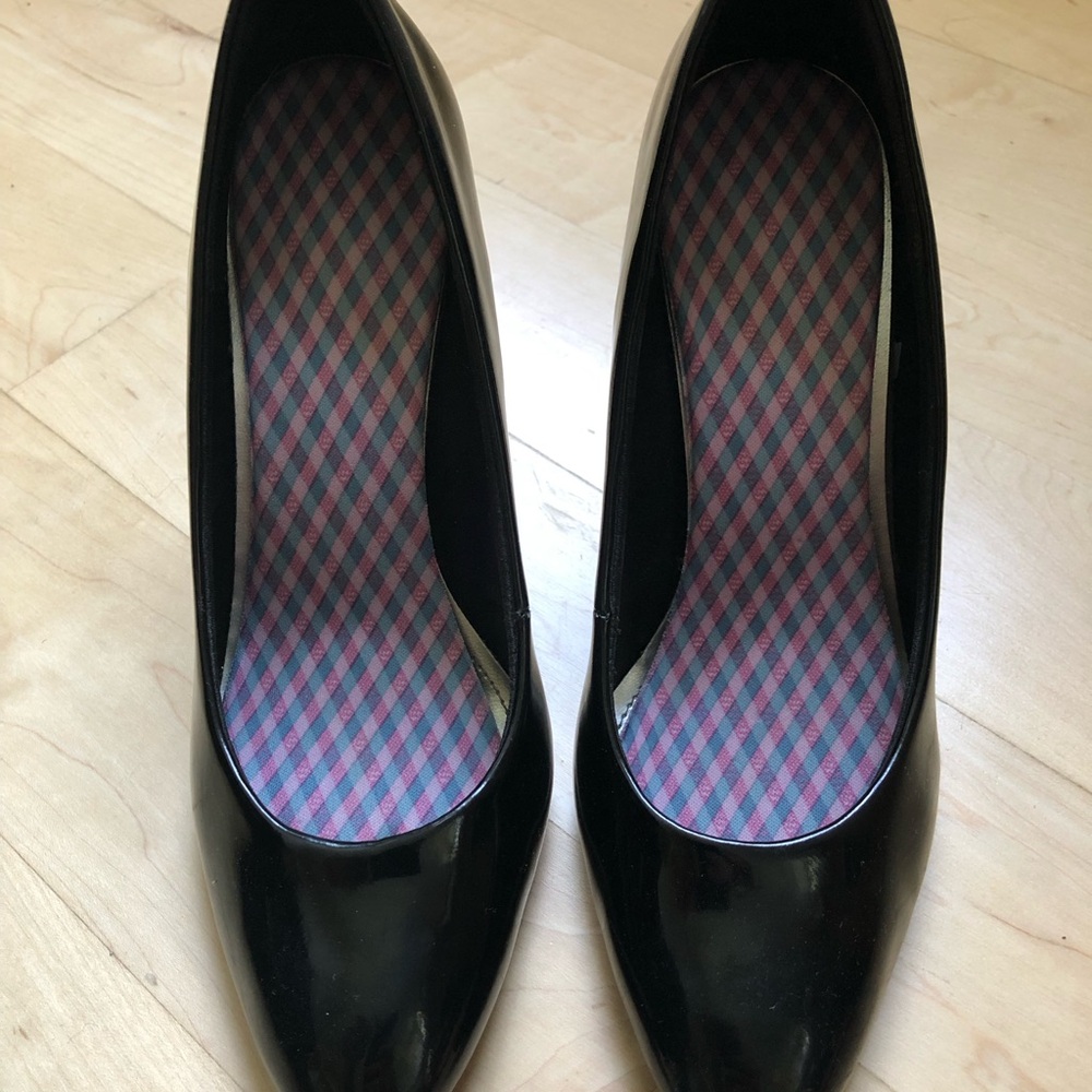 FIONI - Womens Black Patent Pump - 68641-04 Black Hilt - Size 6